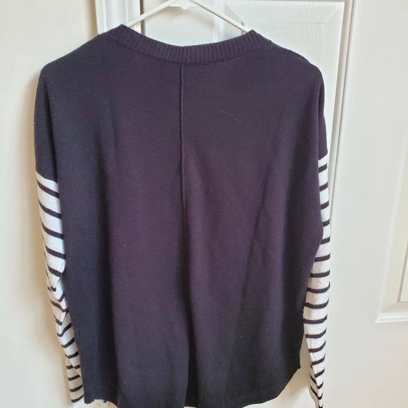 Sweater 🖤🤍 - Picture 3 of 3